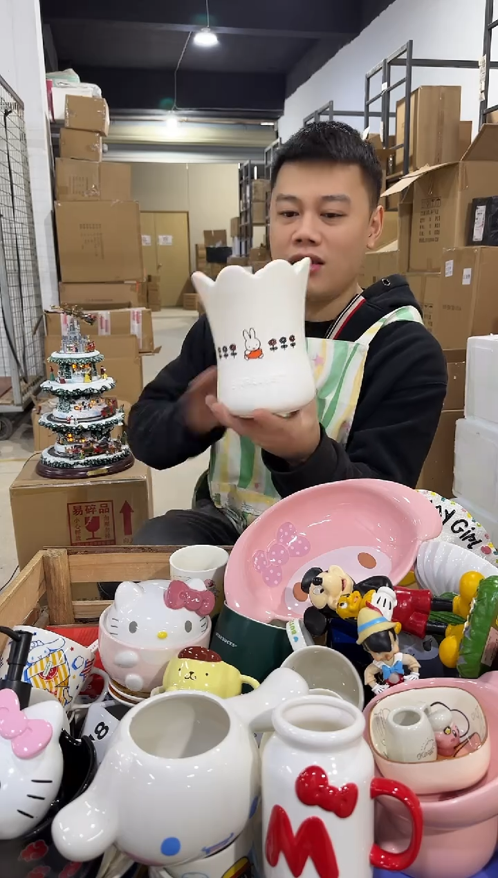 瓷片米菲兔花盆 