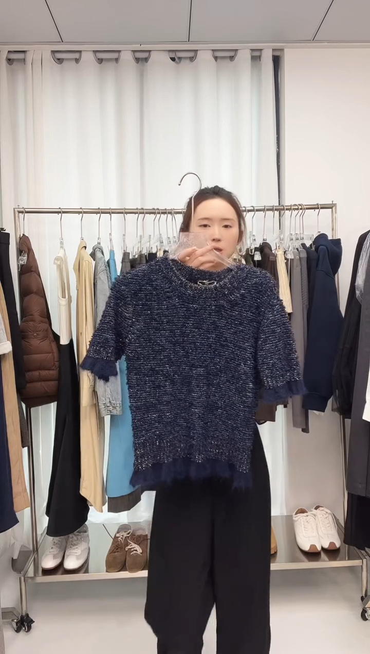 编号070 伊丽莎白  品牌 小香毛衣  S码  待开价