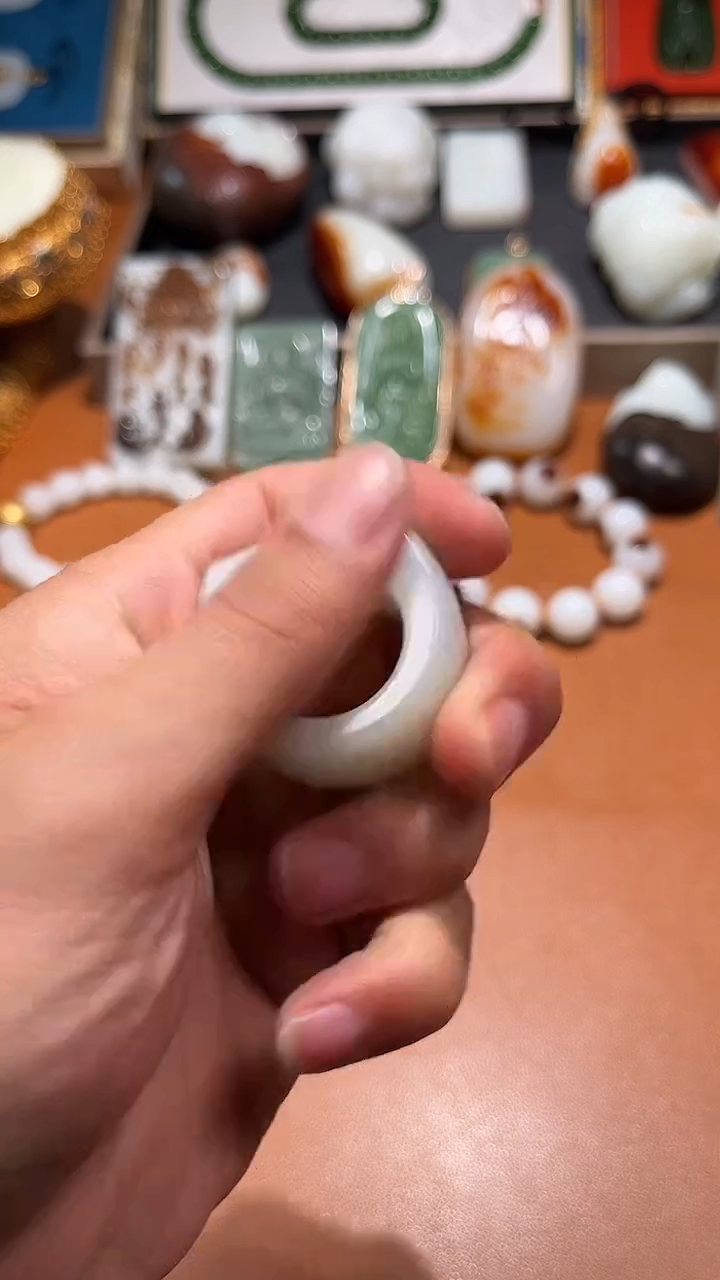 颈饰未镶嵌和田玉乡**。和田玉
