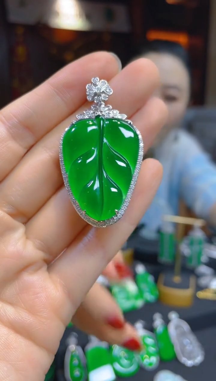 【闪购商品】翡翠颈饰18K金镶嵌119372天然A货翡翠叶子吊坠