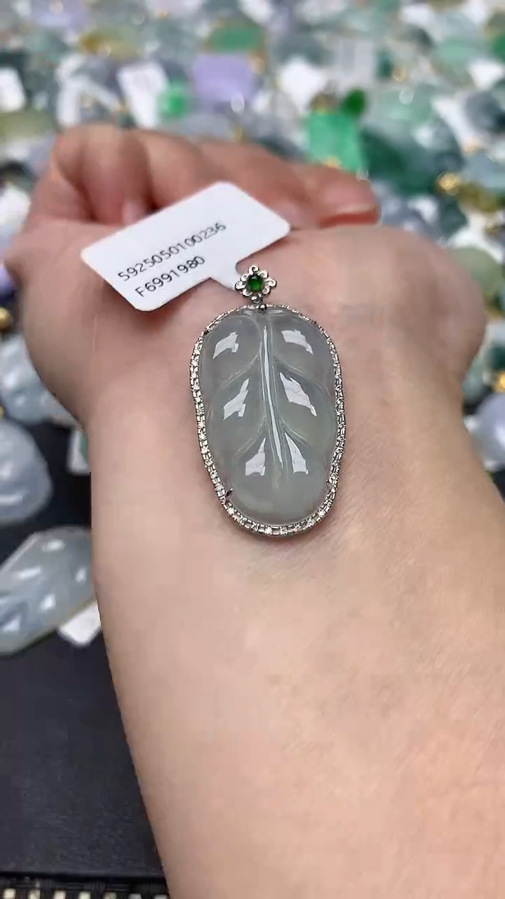 颈饰18K金镶嵌翡翠天然缅甸A货翡翠