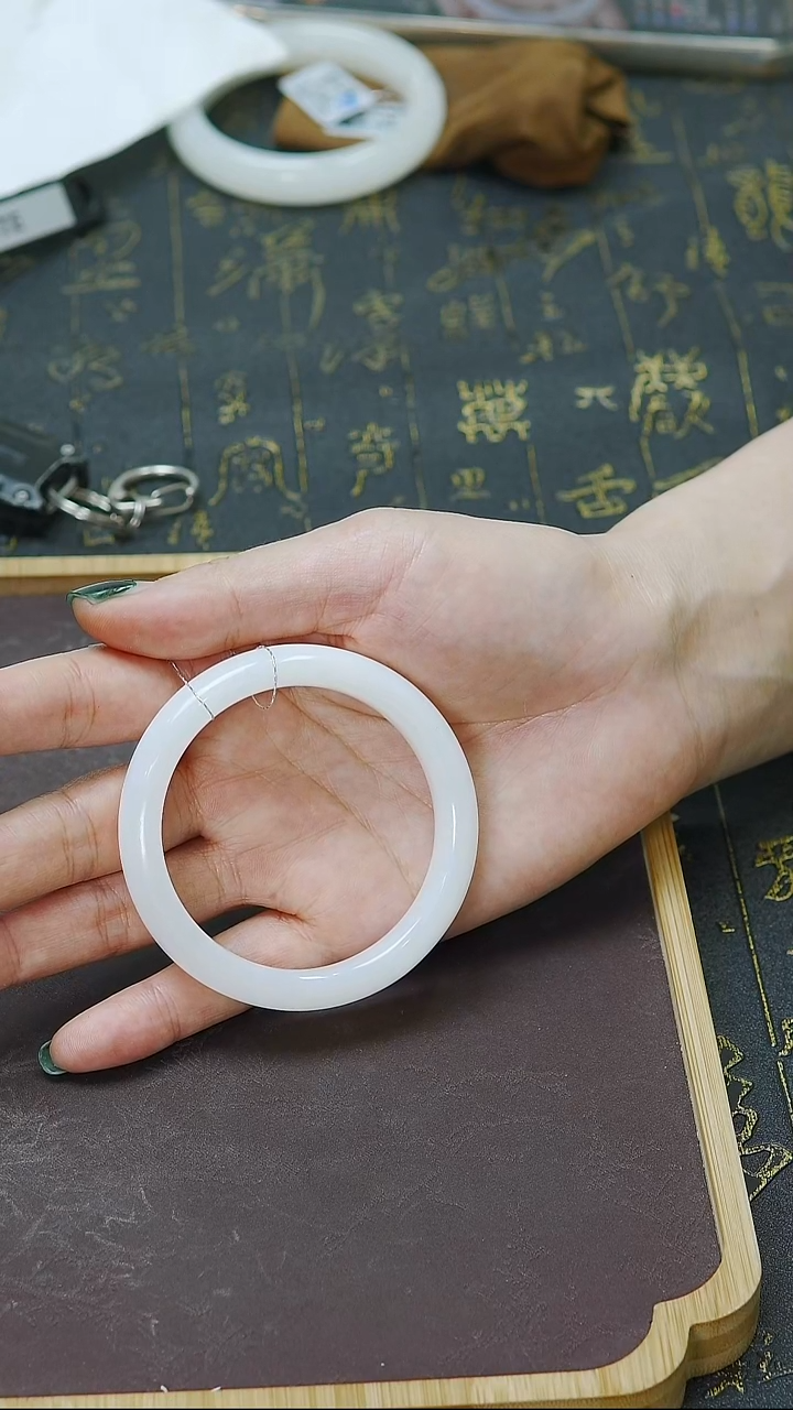未镶嵌手镯和田玉55圈口 糯白手镯 