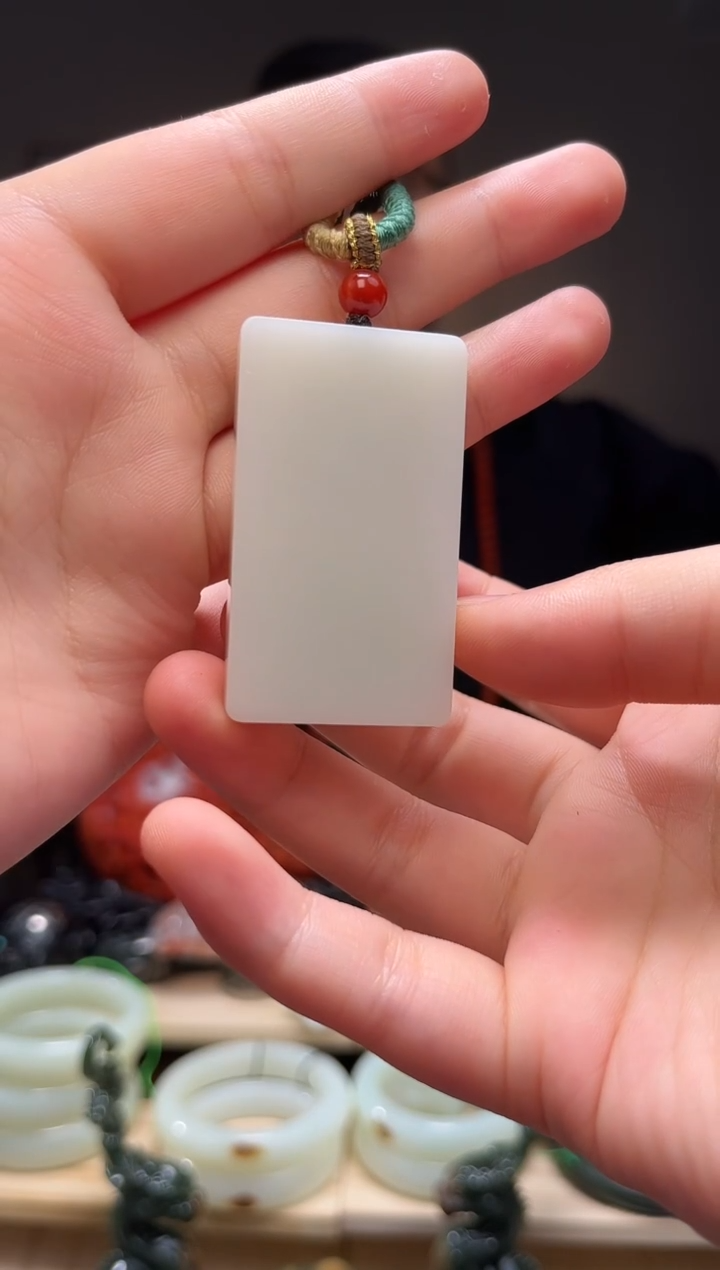 颈饰未镶嵌和田玉吊坠