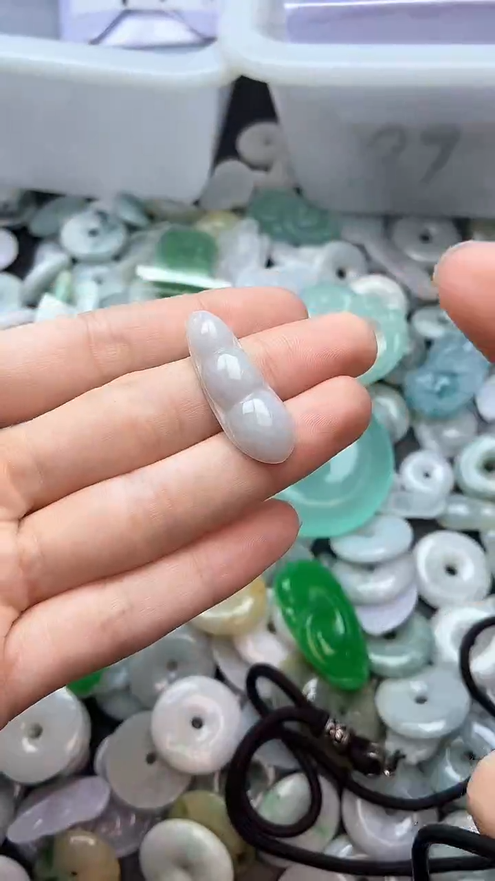 翡翠未镶嵌颈饰翡翠未镶嵌颈豆子送飘花叶