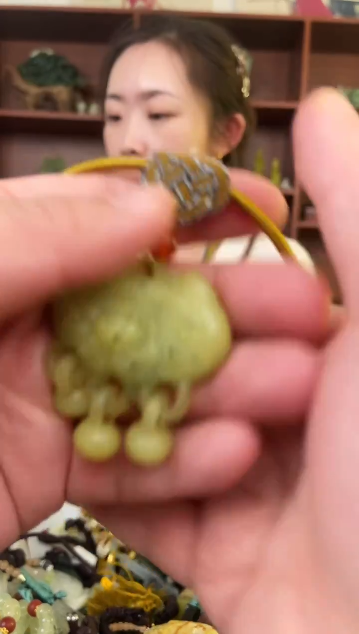 未镶嵌蛇纹石玉颈饰`