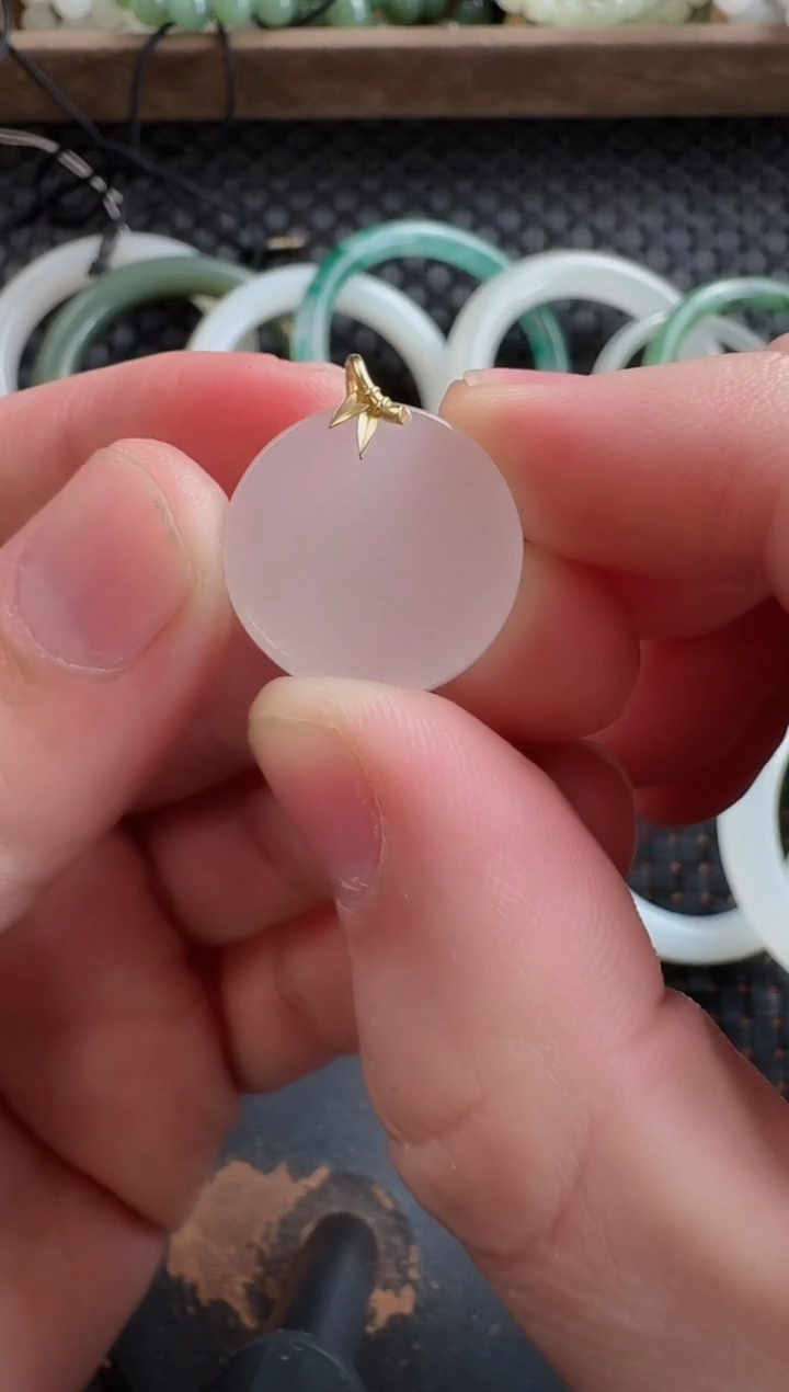 颈饰18K金镶嵌和田玉圆牌