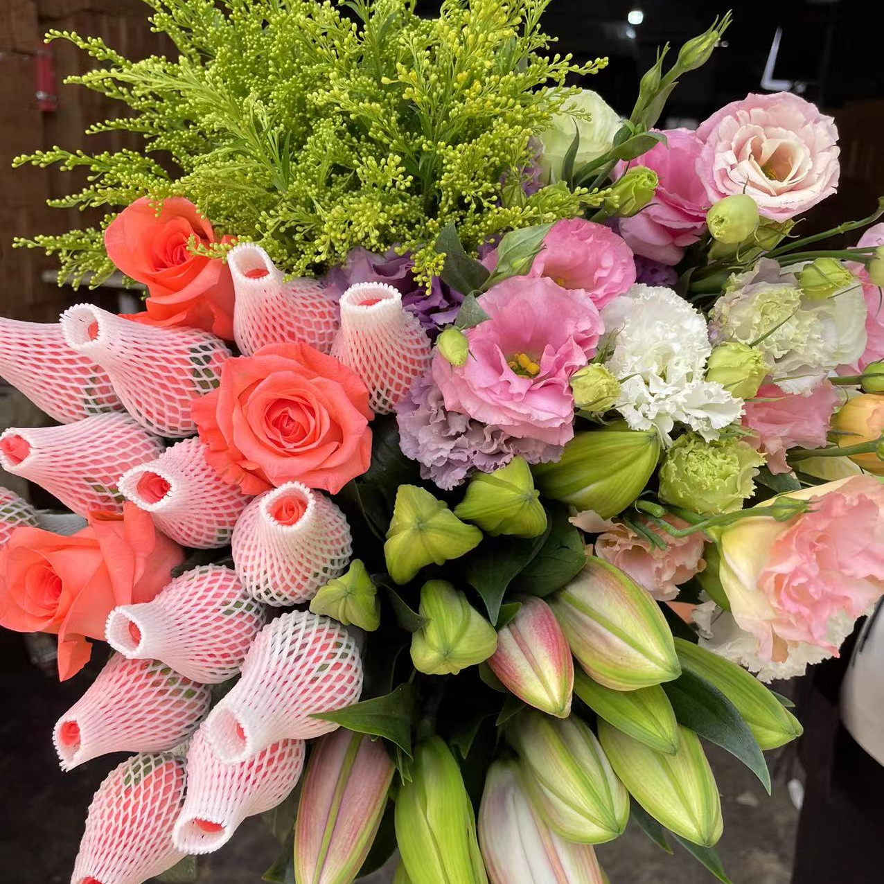 【爆款套餐】粉玫瑰10枝+百合5花苞+洋桔梗200克+配草5枝云南鲜花  