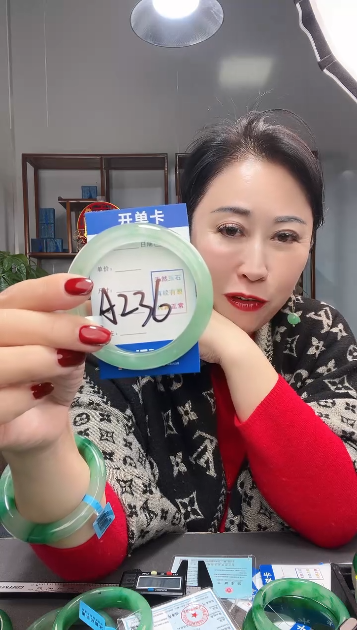 【闪购商品】石英质玉手镯未镶嵌非洲翠