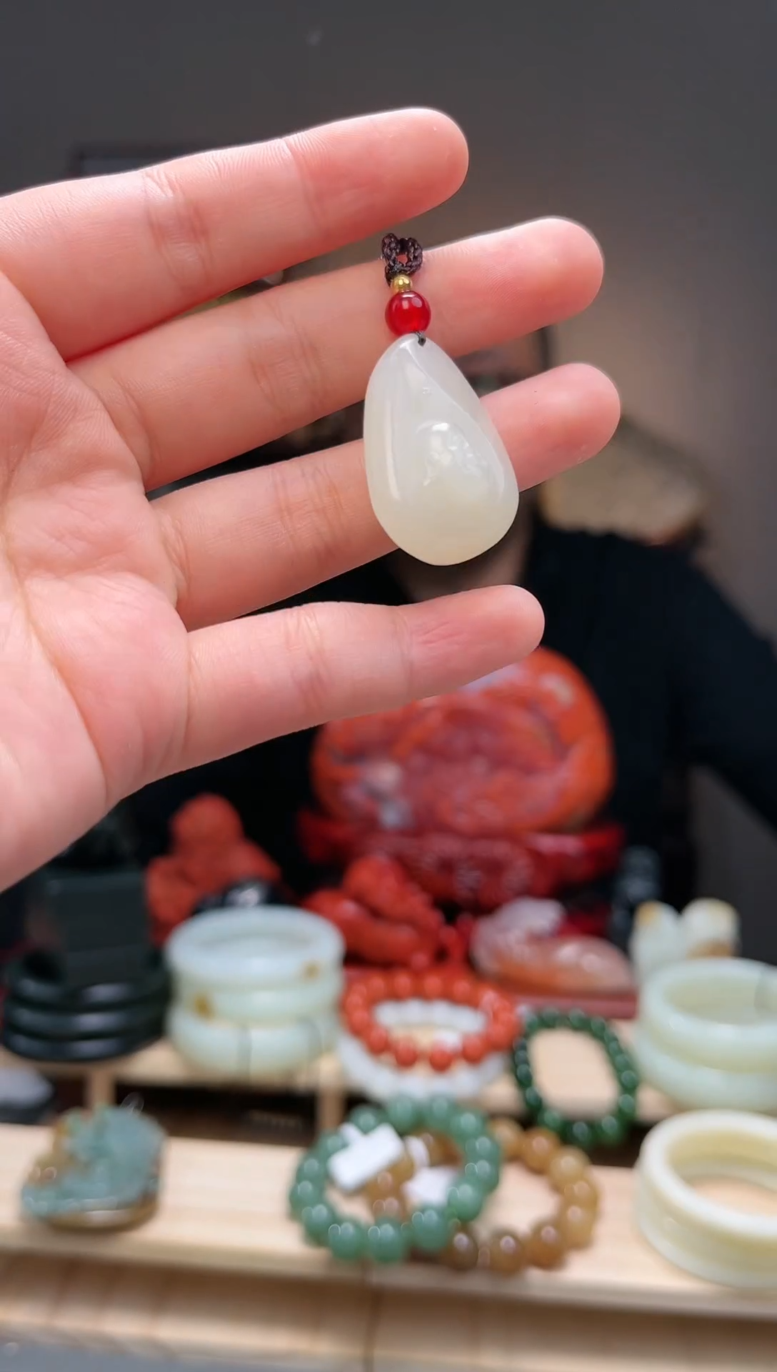 颈饰未镶嵌和田玉吊坠