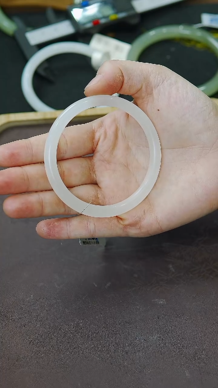未镶嵌手镯和田玉54圈口白玉冰白美人条