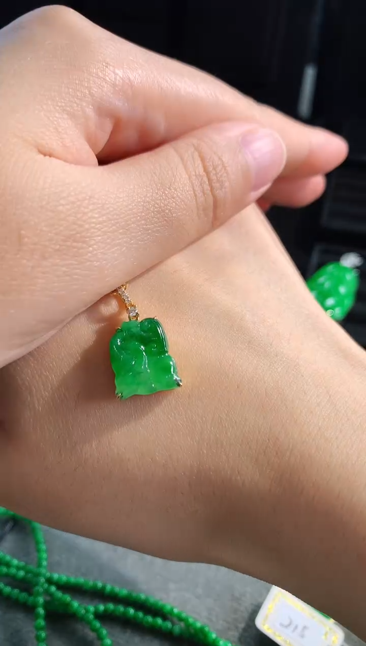 【闪购商品】翡翠颈饰18K金镶嵌吊坠