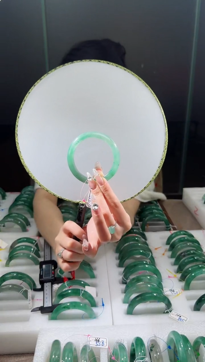 【闪购商品】石英质玉手镯未镶嵌198