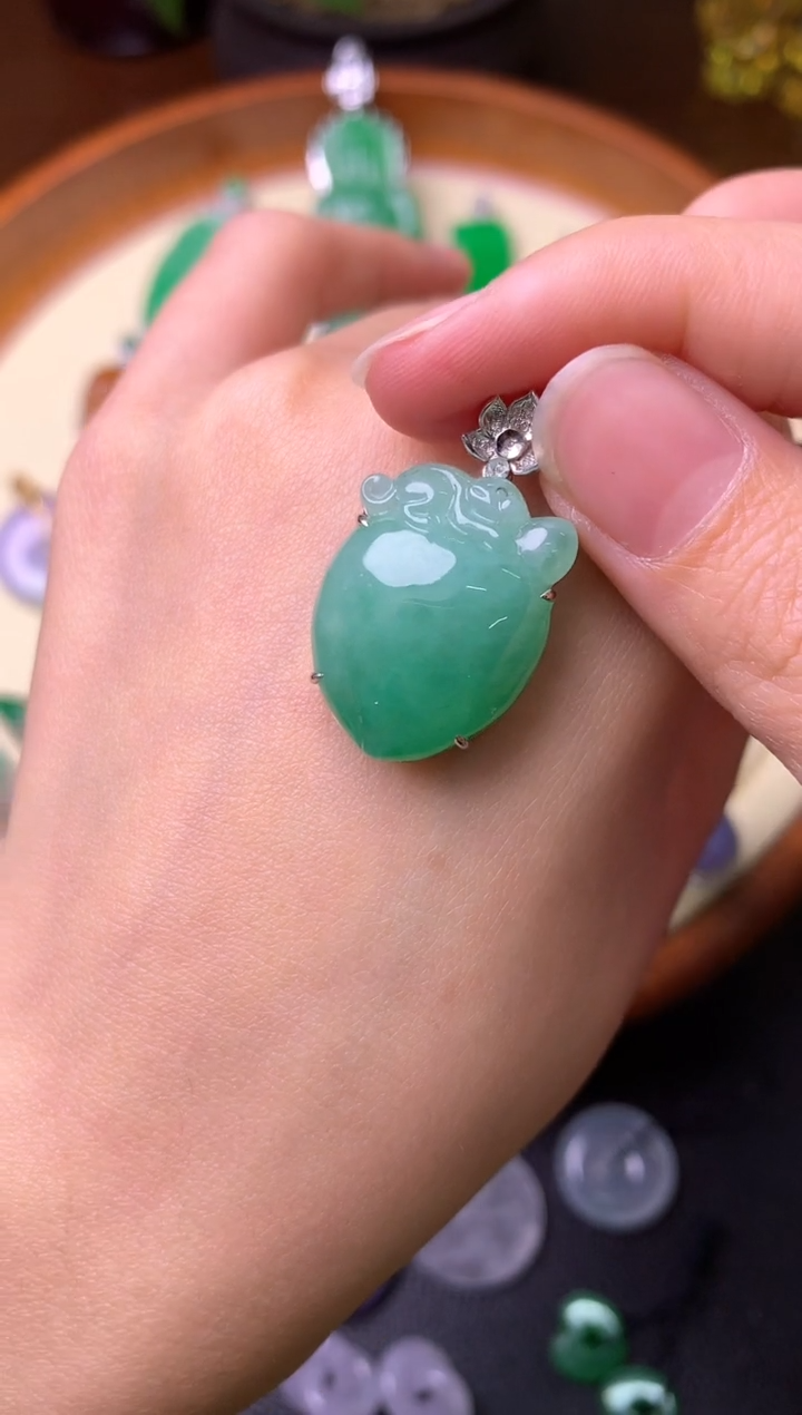 【闪购商品】翡翠吊坠(赠链)18K金镶嵌吊坠