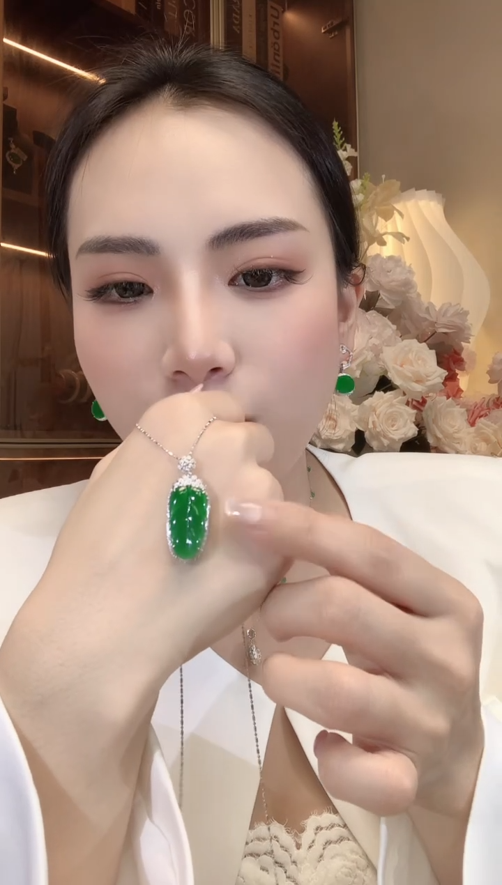 【闪购商品】翡翠吊坠(不含链)18K金镶嵌A8