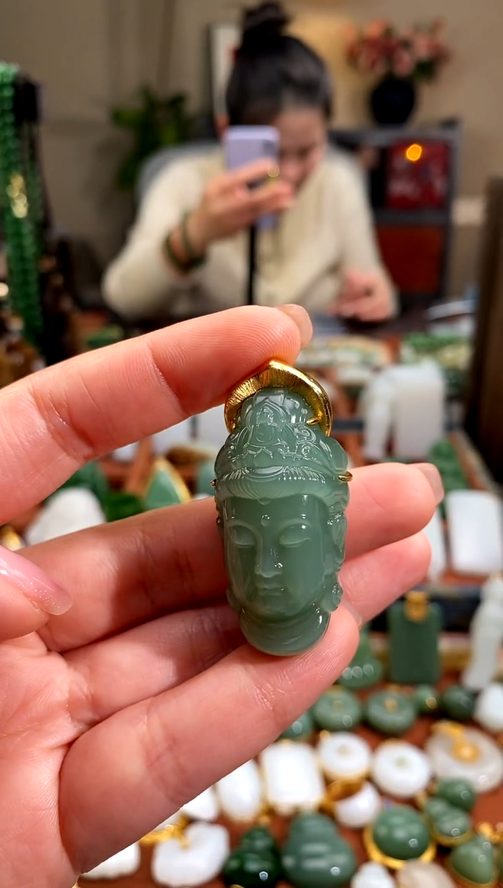 吊坠(赠链)18K金镶嵌和田玉胡**..