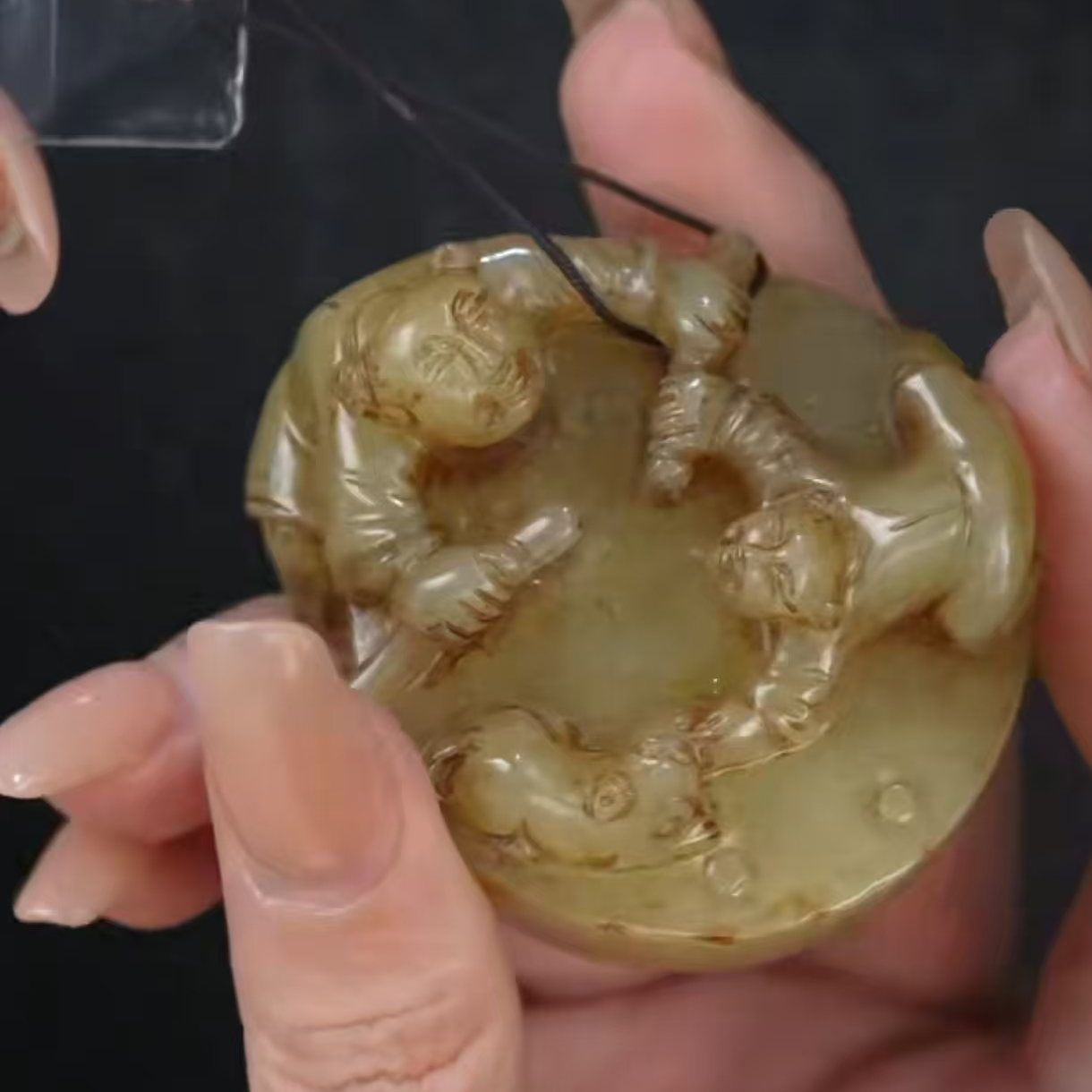 清代和田玉黄玉旗开得胜把件