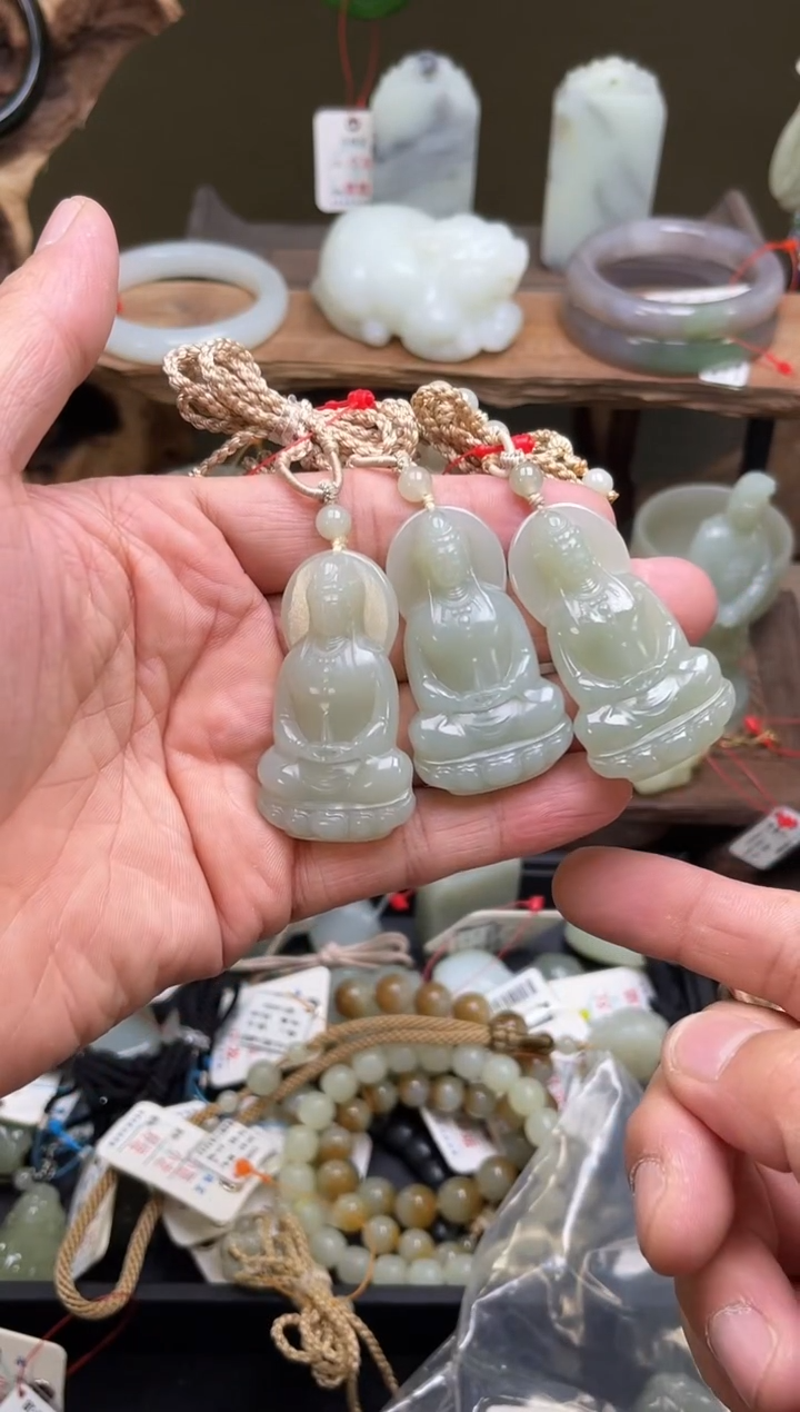 和田玉未镶嵌吊坠且末青白 50观音A多样性发一