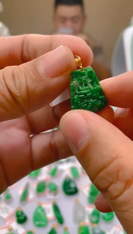 【闪购商品】翡翠颈饰18K金镶嵌山水