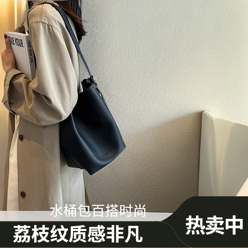 爆款2025新款大容量单肩包四季百搭斜挎包水桶包经典纯色包包女包