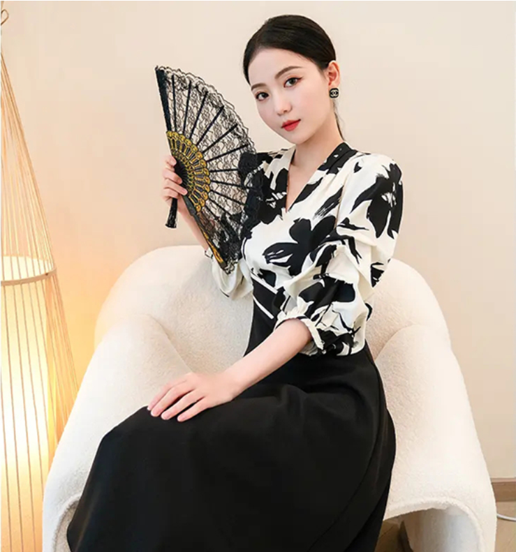 A2025气质茶歇法式赫本风小黑裙子春夏V领拼接显瘦连衣裙女D0911