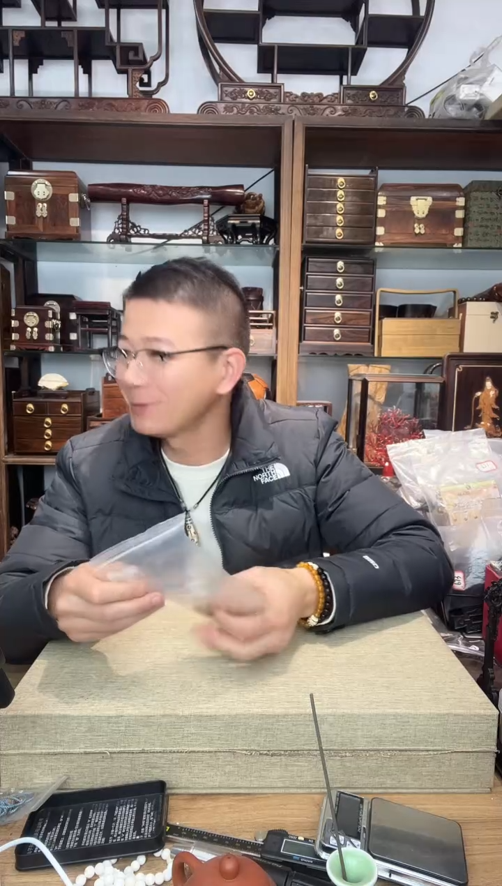 乌木类书架156老山檀雕刻珠子   瑕疵