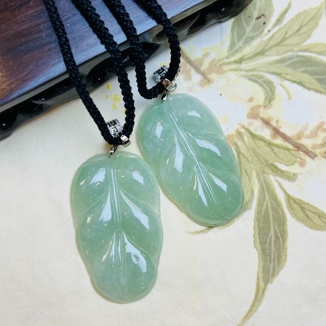 天然翡翠A货飘绿叶子吊坠 高51+宽29＋厚5+ （多样性发其中一个）