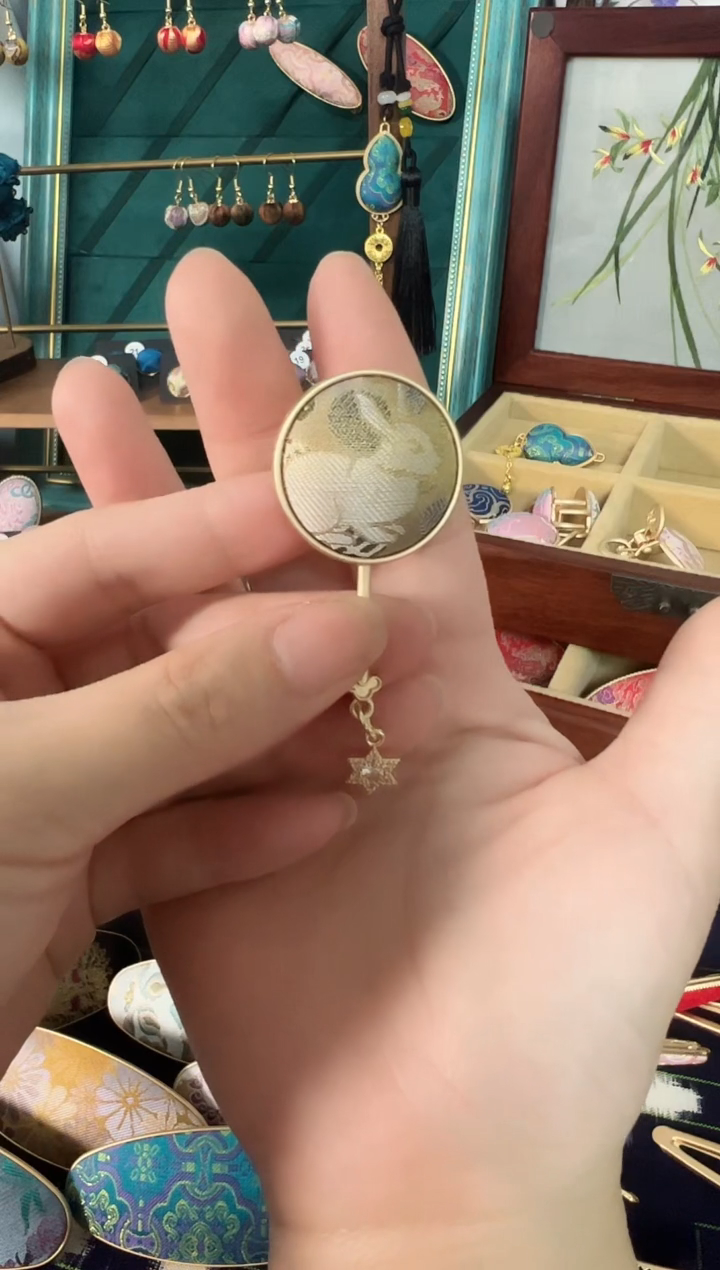 【闪购商品】【一物一拍初五发】兔子圆形胸针浅色