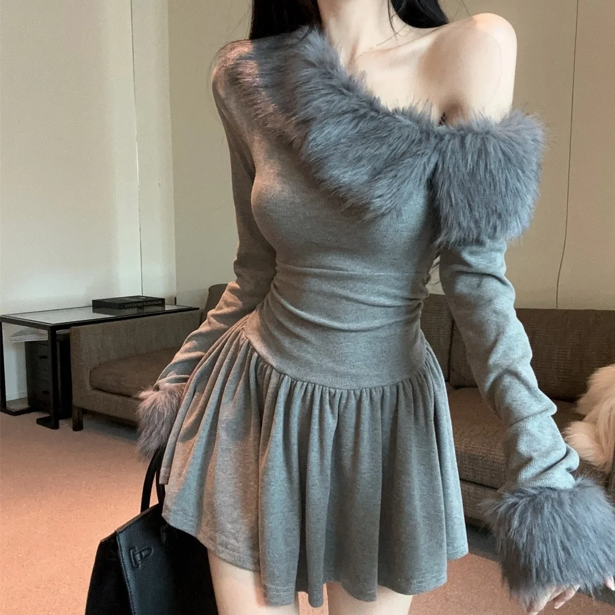 美拉德毛毛领斜肩连衣裙女秋冬纯欲性感一字肩收腰百褶裙圣诞裙子