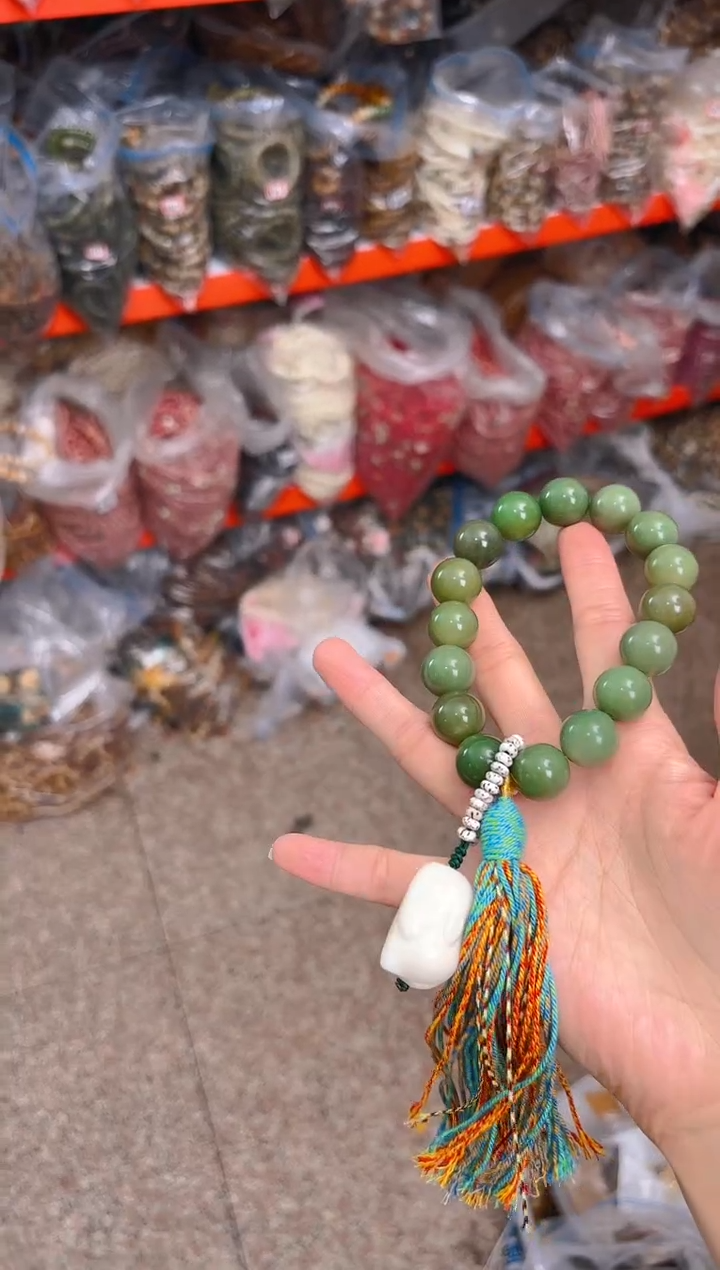 吊坠菩提根/象牙果绿色小手持带白色兔