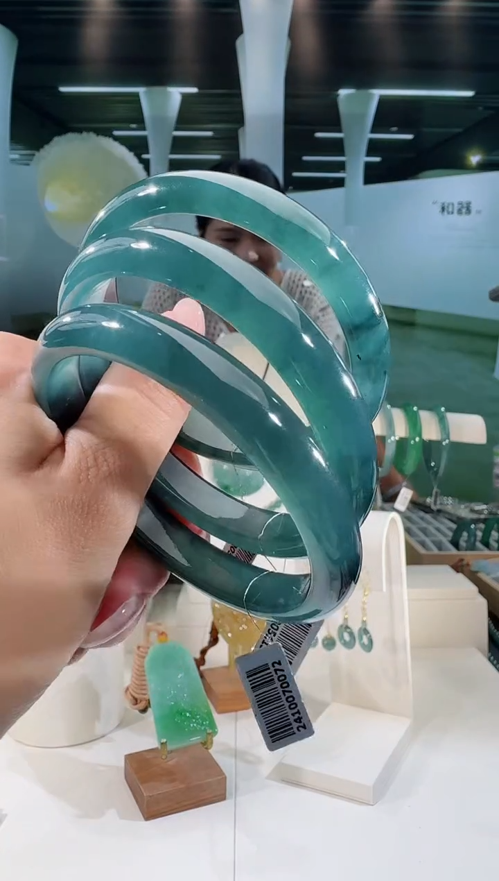 翡翠手镯未镶嵌纯天然A货翡翠手镯（多样性发其一）