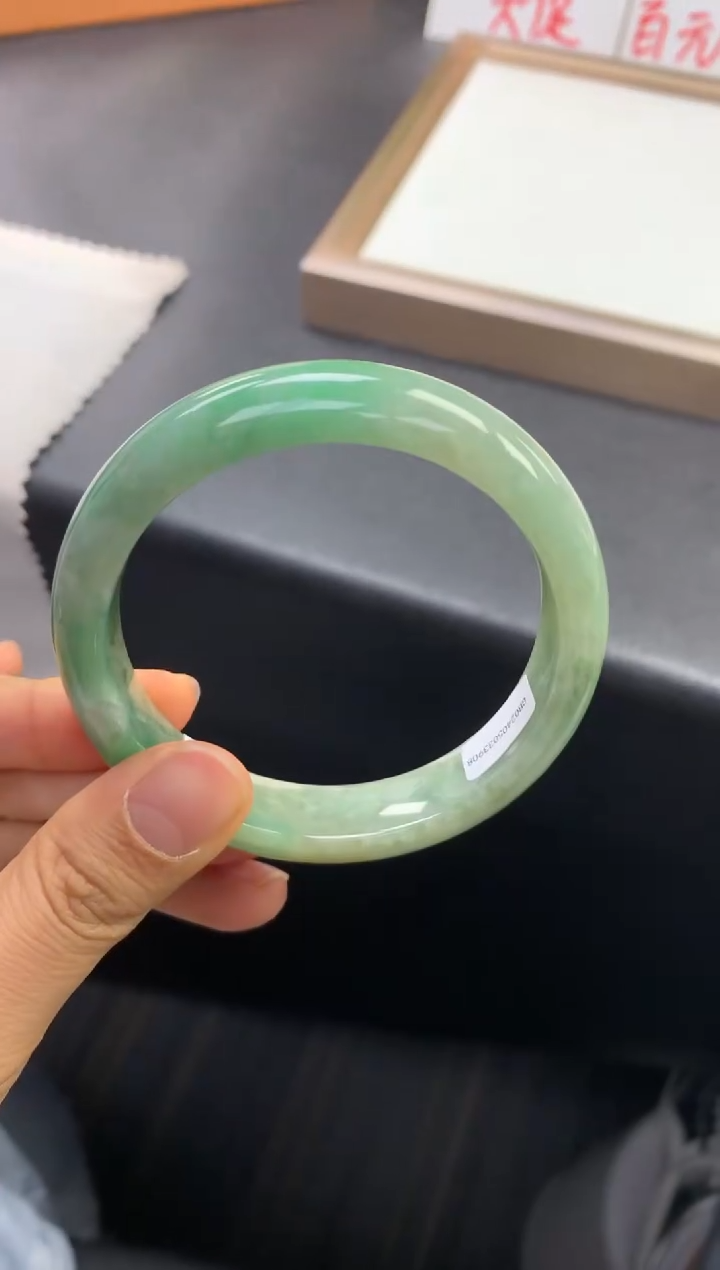 未镶嵌手镯翡翠退货需手镯吊牌标签完好