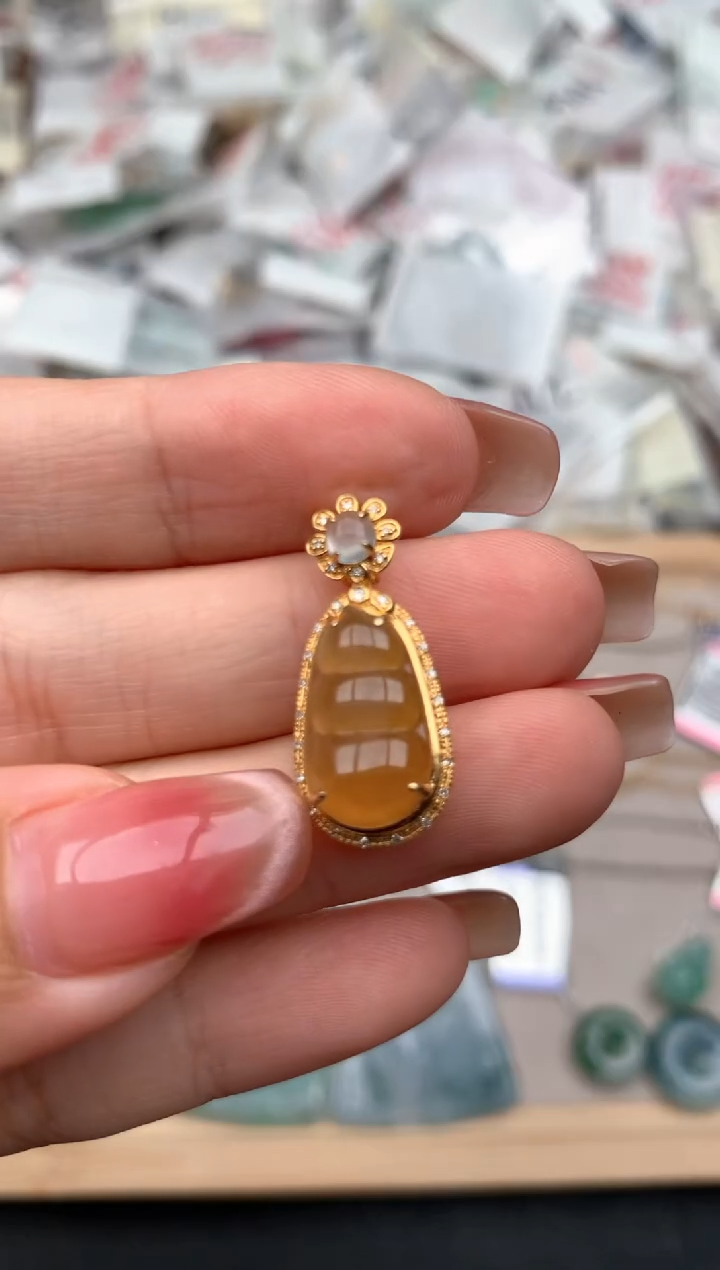 18K金镶嵌挂件翡翠一