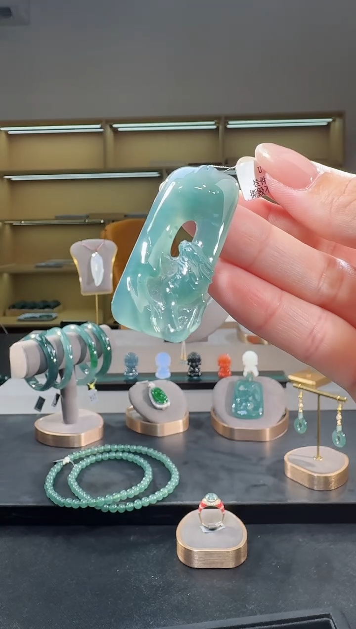 翡翠未镶嵌吊坠(不含链)麒麟