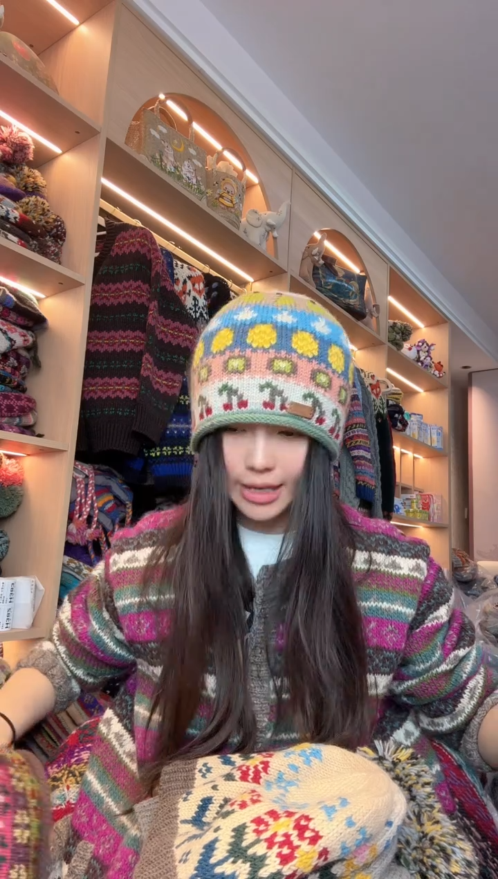 羊毛樱桃卷边帽   