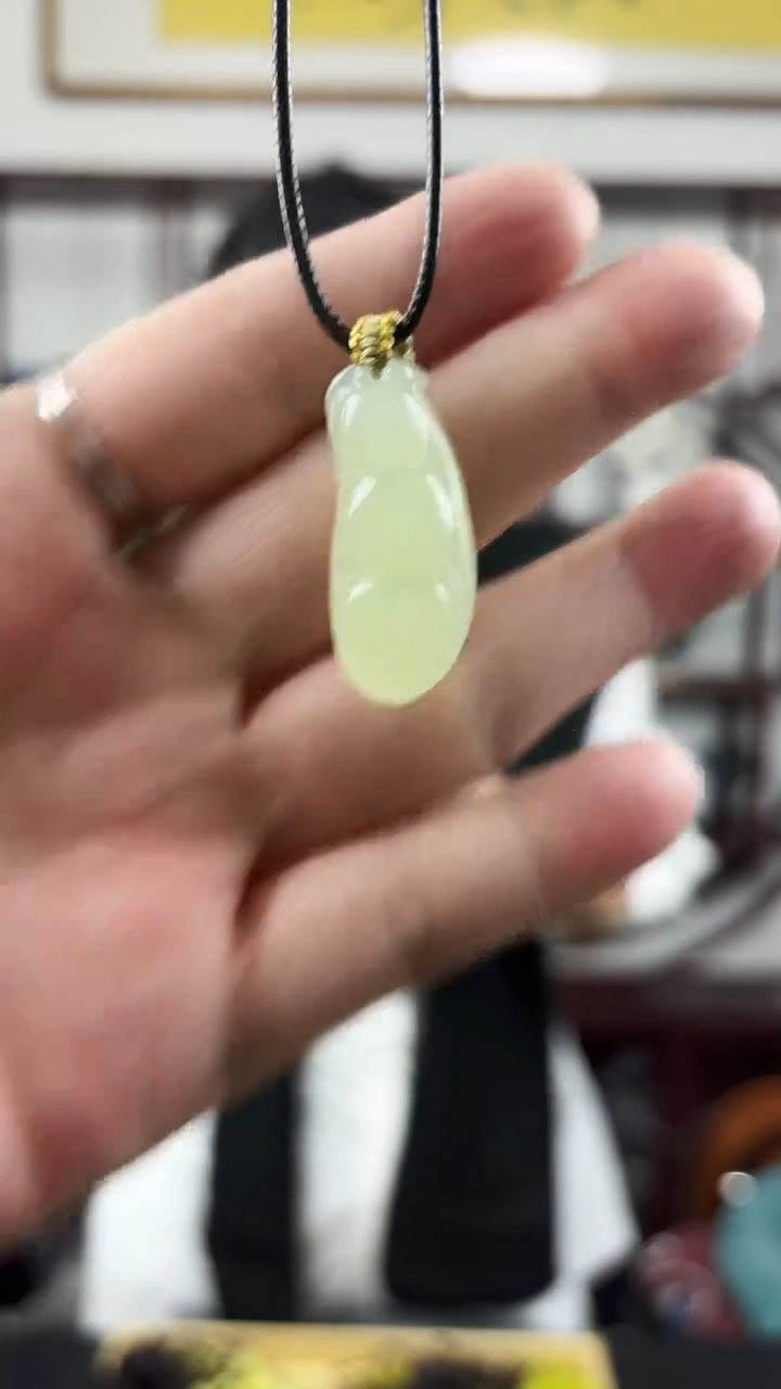 未镶嵌岫玉颈饰豆