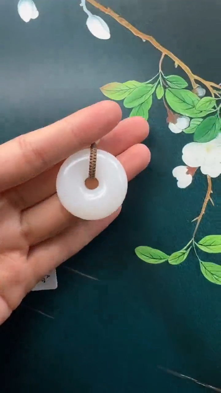 颈饰未镶嵌和田玉吊坠