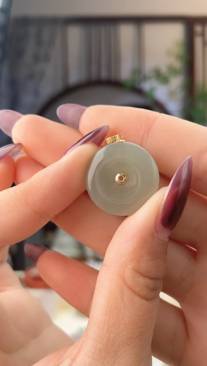 颈饰18K金镶嵌和田玉扣 p