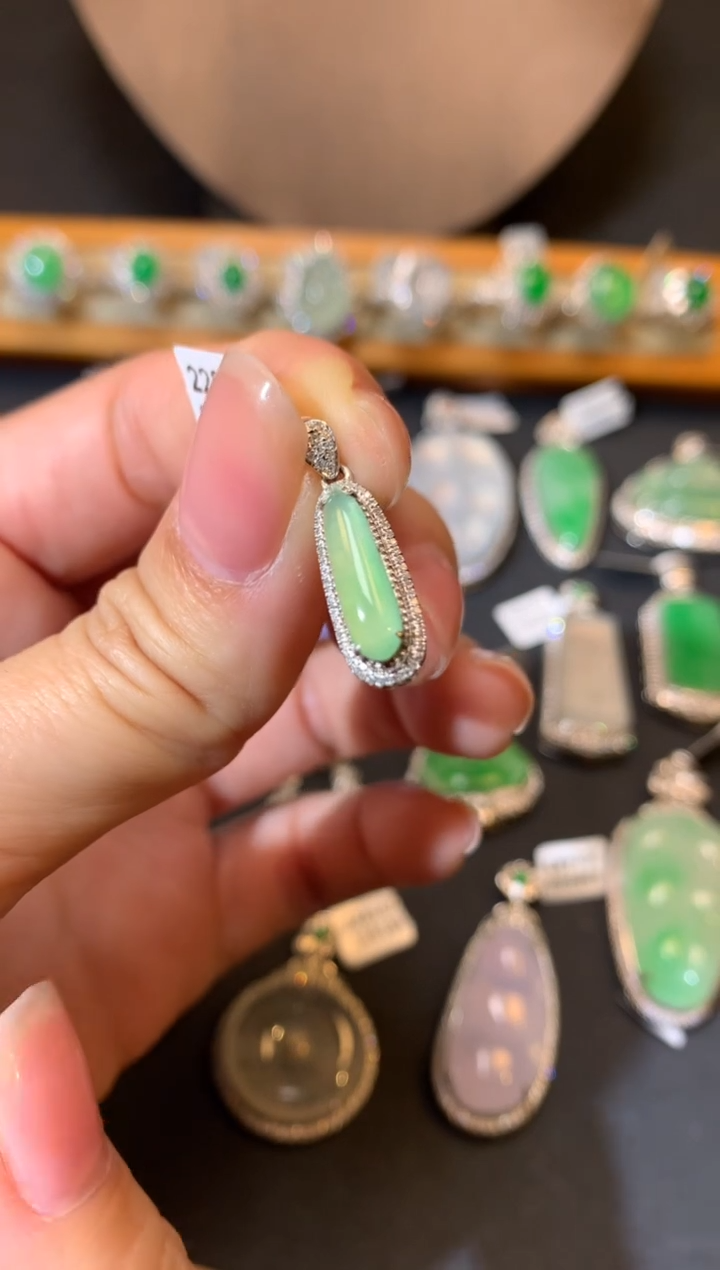 【闪购商品】翡翠颈饰18K金镶嵌吊坠