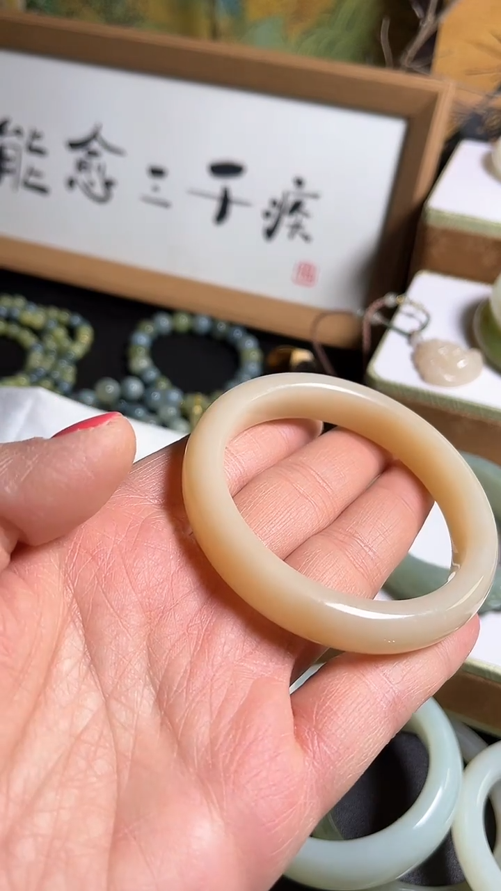 【闪购商品】和田玉手镯未镶嵌切莫粉57