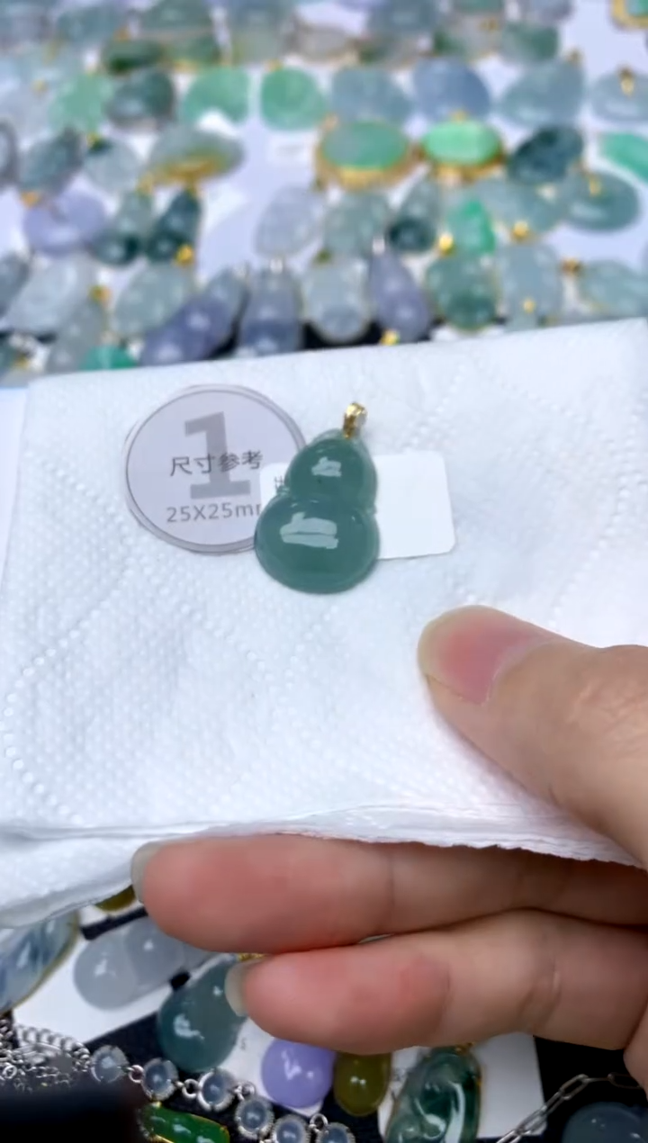 颈饰18K金镶嵌翡翠天然A货翡翠