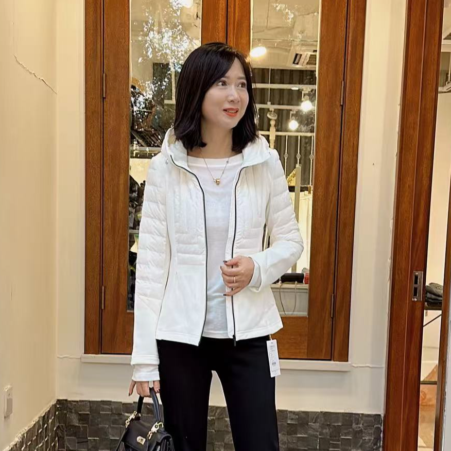 黑白两色连帽收腰羽绒外套