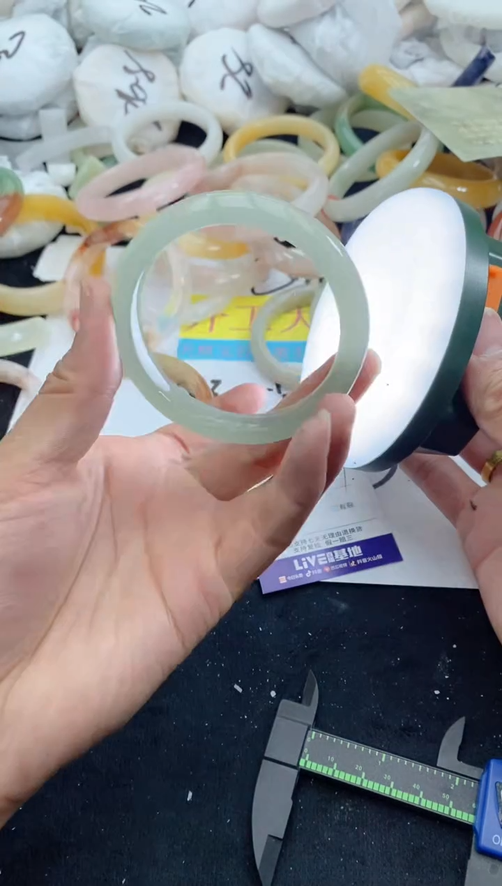 【闪购商品】石英质玉手镯未镶嵌64+58-59