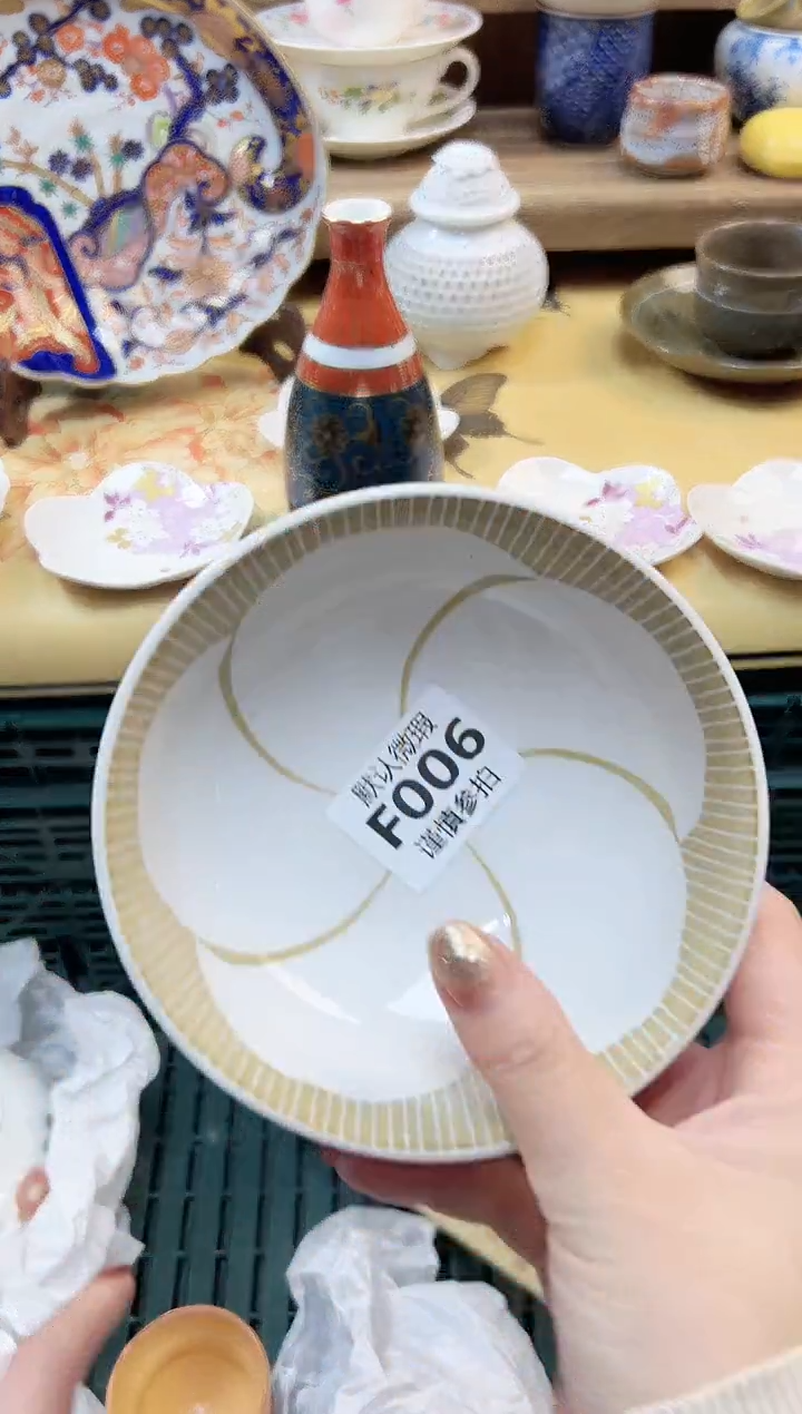 瓷片湖****?           6