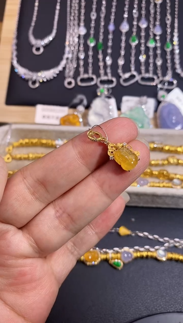 颈饰18K金镶嵌翡翠吊坠