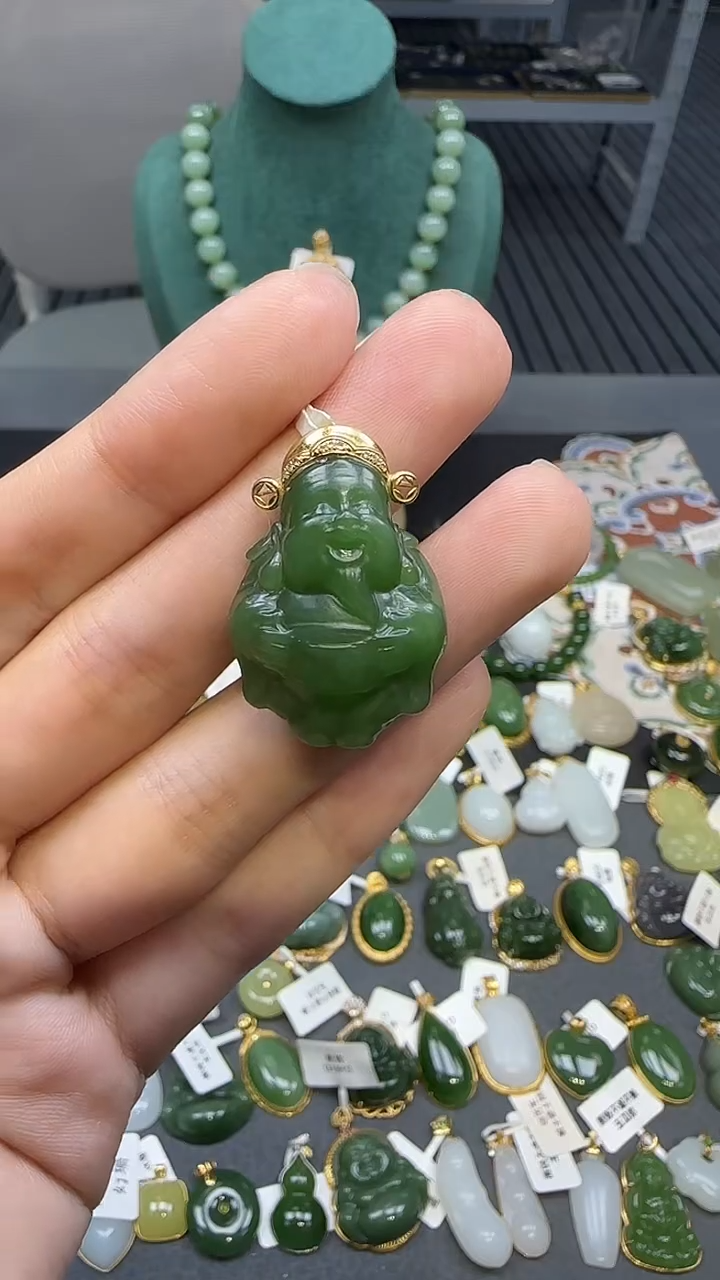 18K金镶嵌和田玉挂件1