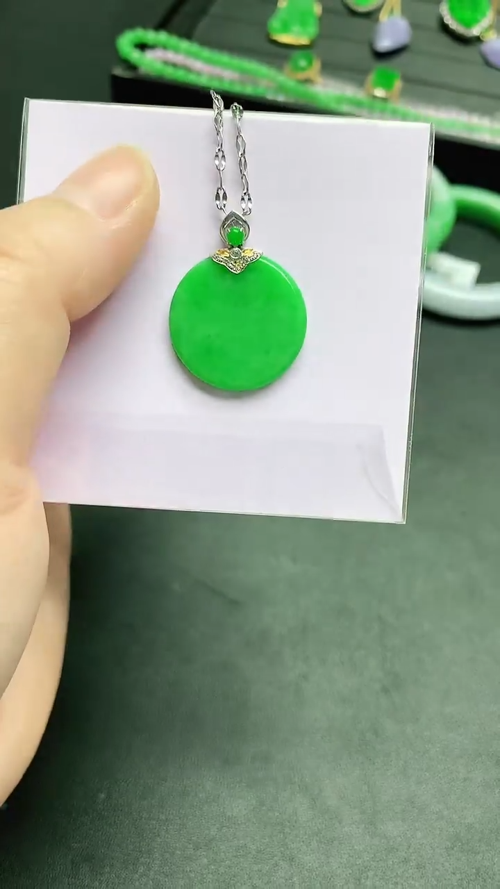 颈饰18K金镶嵌翡翠赠礼盒证书