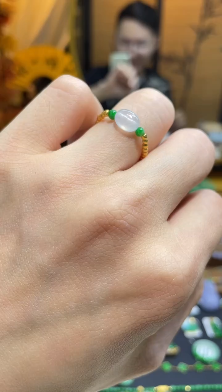 颈饰18K金镶嵌翡翠戒指