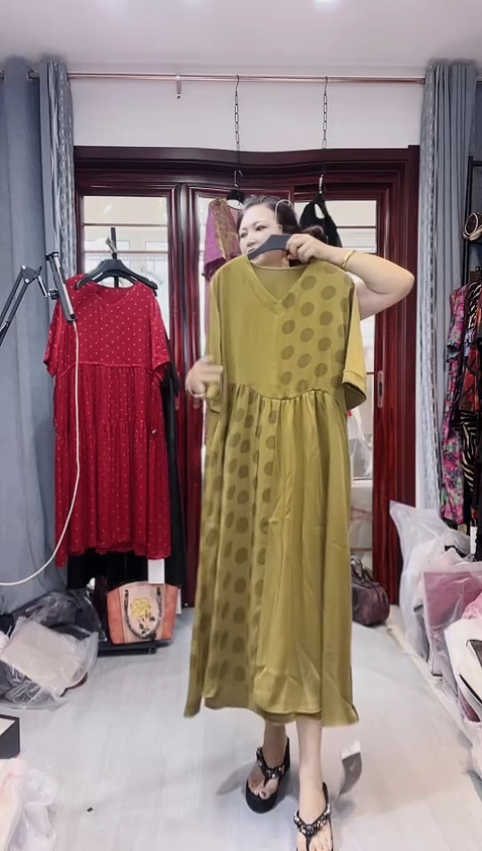 姜黄色圆球球拼接连衣裙