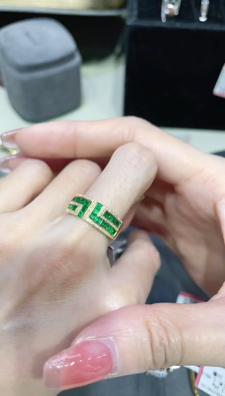 18K金镶嵌天然祖母绿戒指回纹款