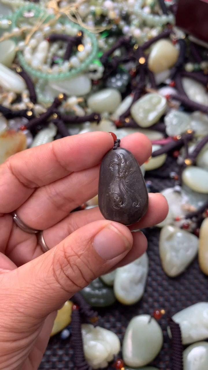 和田玉未镶嵌颈饰（多样性发一件）没有证书有瑕